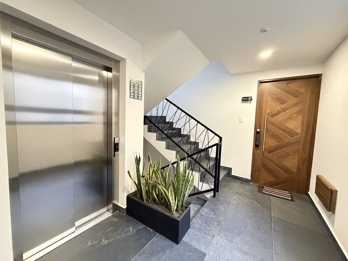 30 de 32: elevador y escaleras