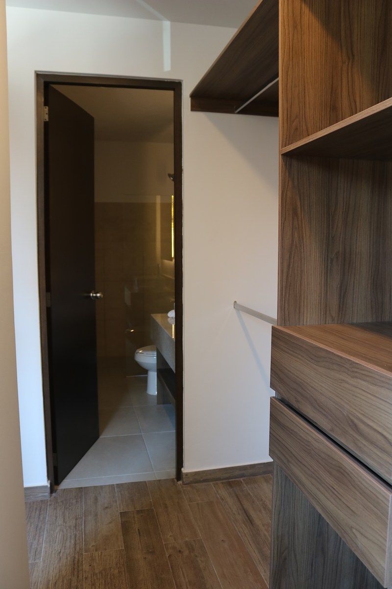 9 of 26: CLOSET VESTIDOR