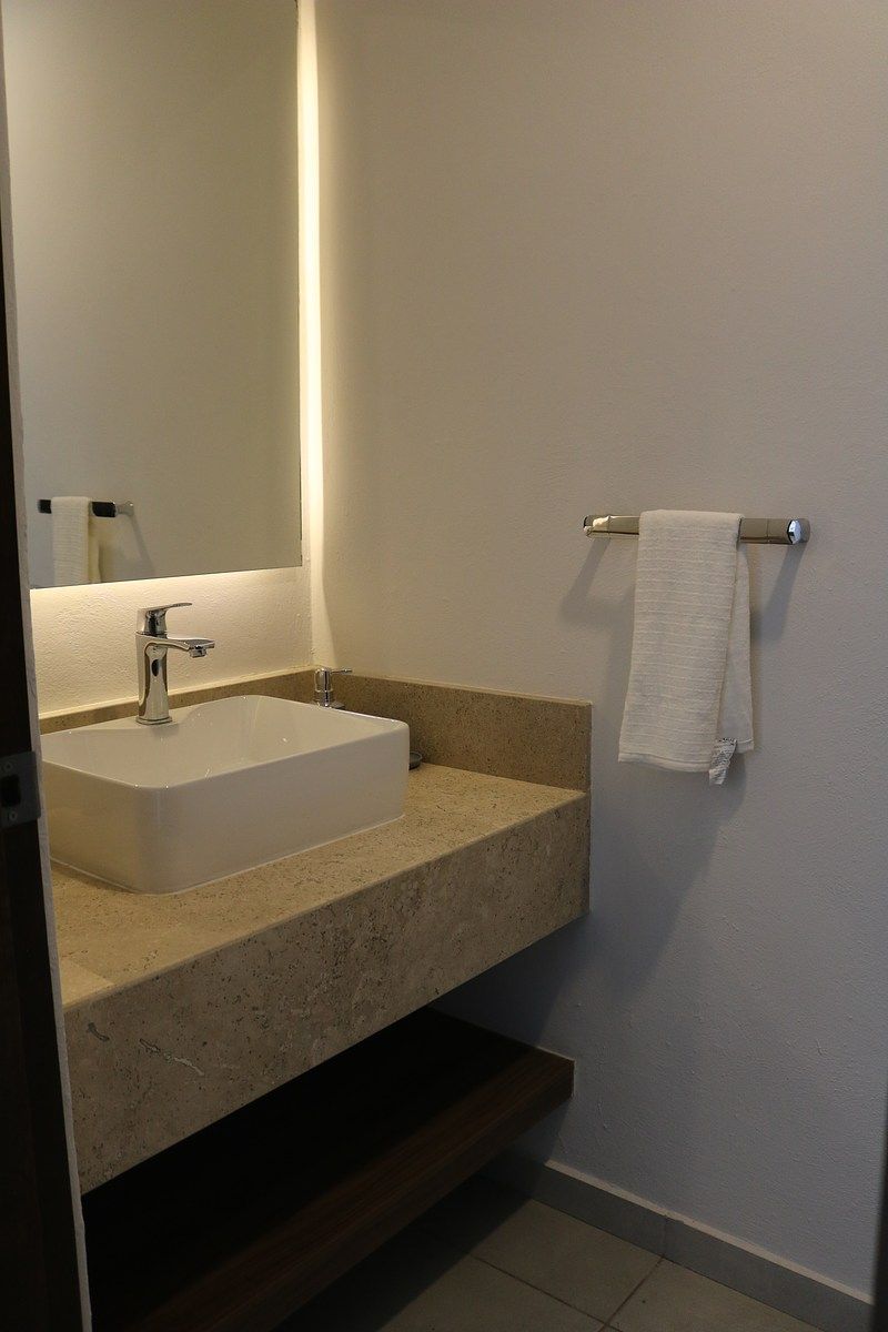 18 of 26: 1/2 BAÑO (PB)