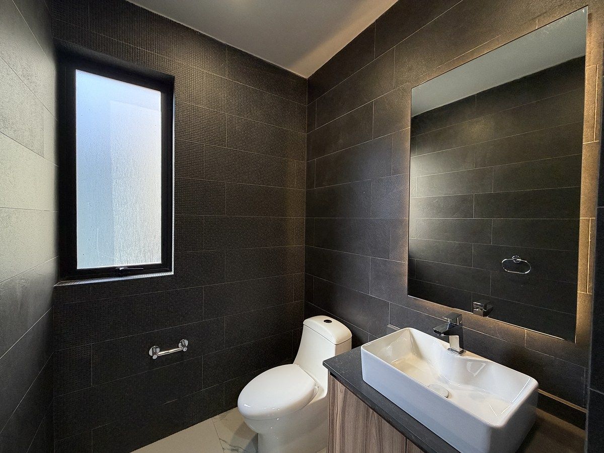 2 de 39: MEDIO BAÑO SALA