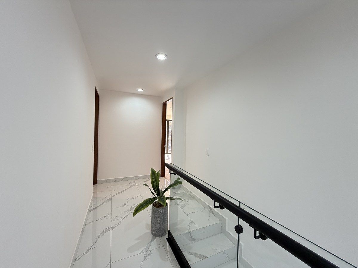 12 de 39: PASILLO + ESCALERAS