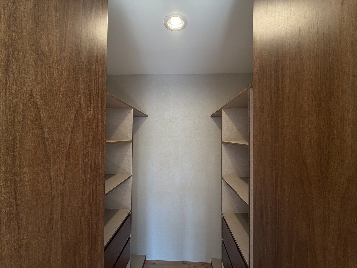 24 de 39: WALK IN CLOSET HABITACIÓN SECUNDARIA