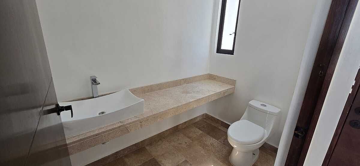 7 of 12: Medio Baño