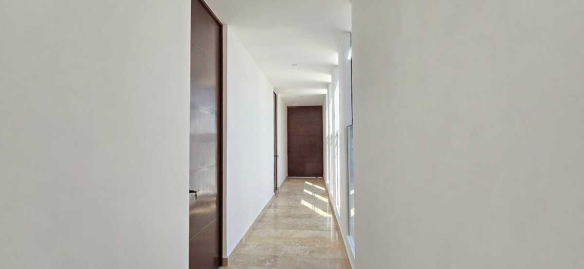 8 of 12: Pasillo Distribuidor