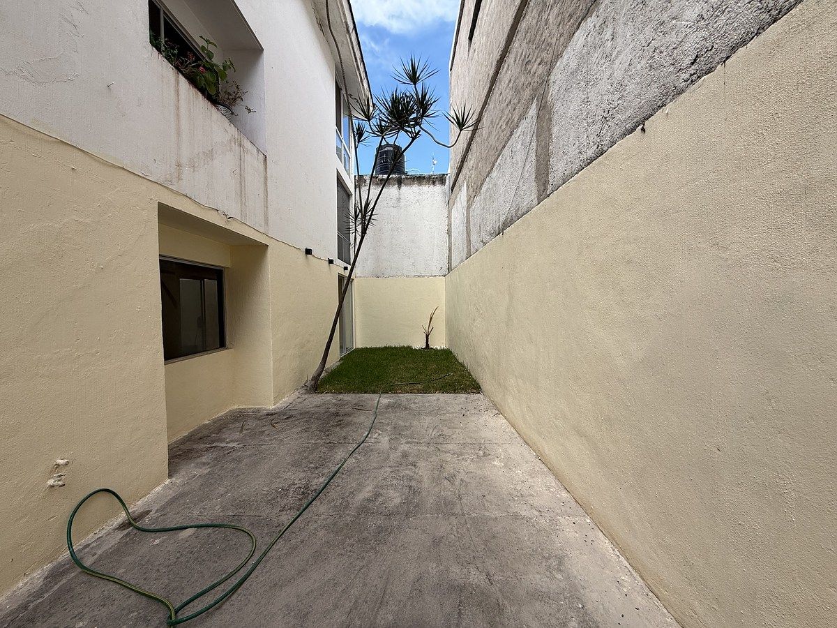 4 of 19: Jardin cuenta con dos salidas por la cocina y la sala