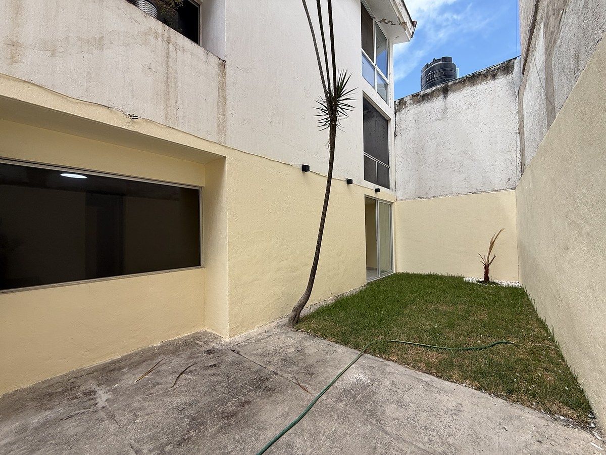 5 of 19: Ventana del comedor