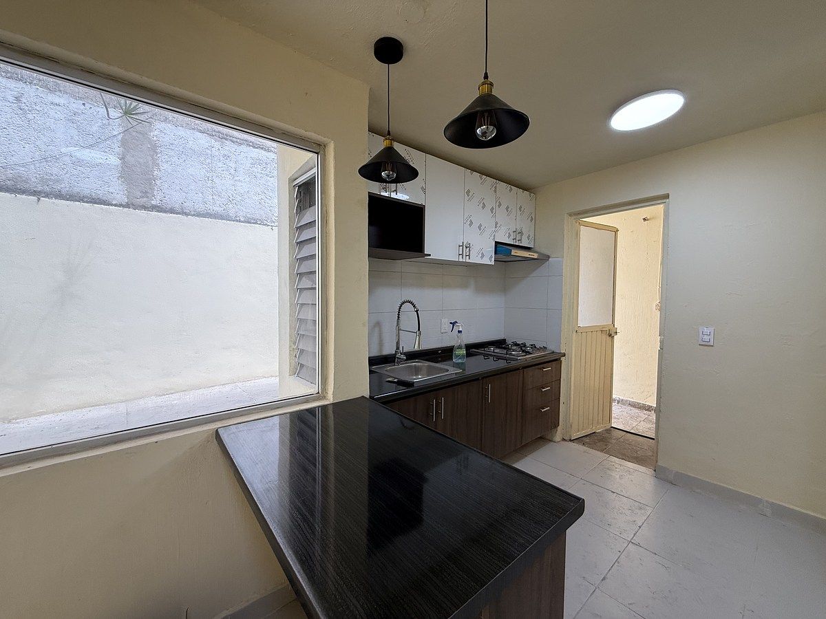 8 of 19: Cocina con salida al área de servicio