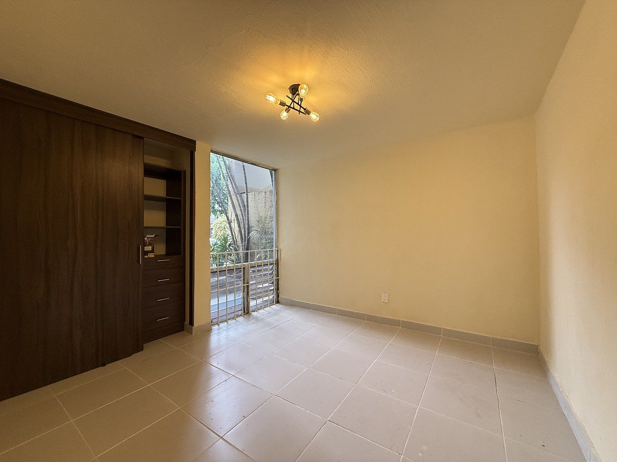 13 of 19: Recamara 2 con vista a la jardinera closet amplio