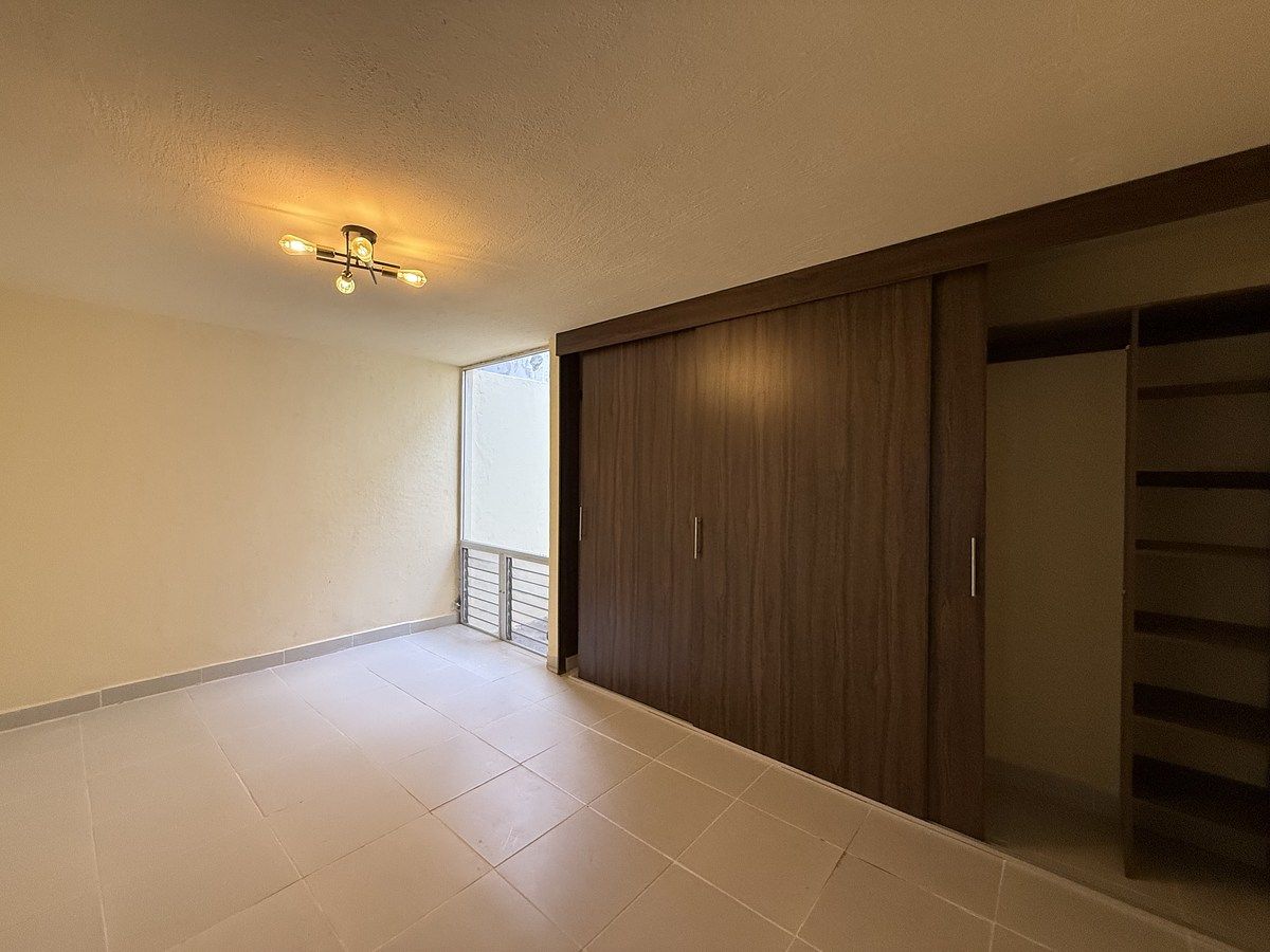 14 of 19: Recamara 1 con vista a la terraza con closet amplio