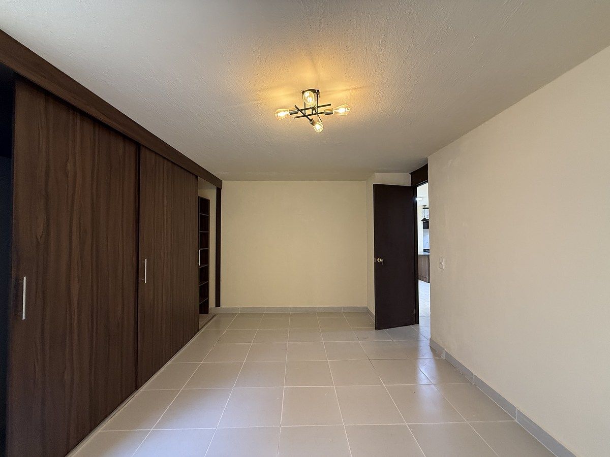 11 of 19: Recamara 1