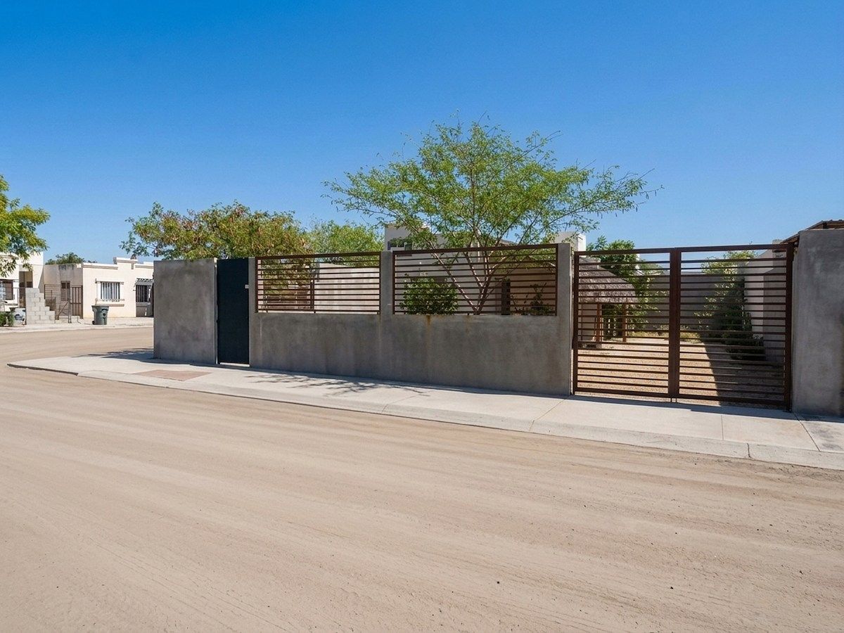 1 of 12: Frente de Calle