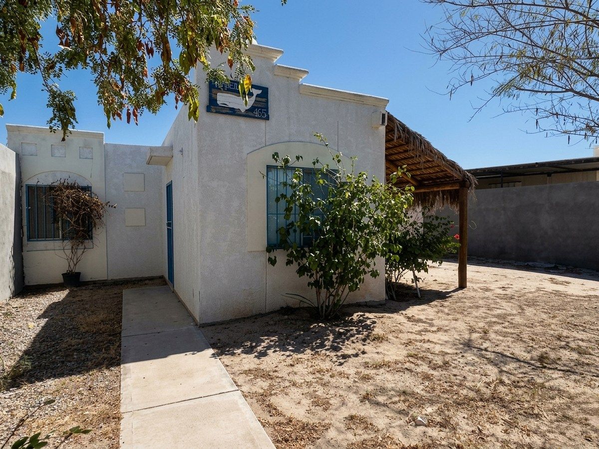 2 of 12: Frente de la casa