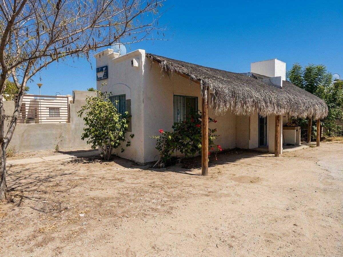 3 of 12: Vista de los patios