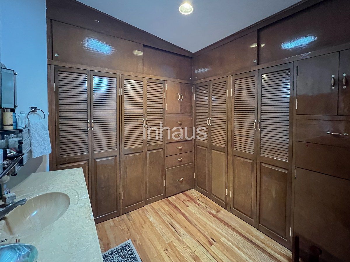 14 of 26: VESTIDOR PRINCIPAL