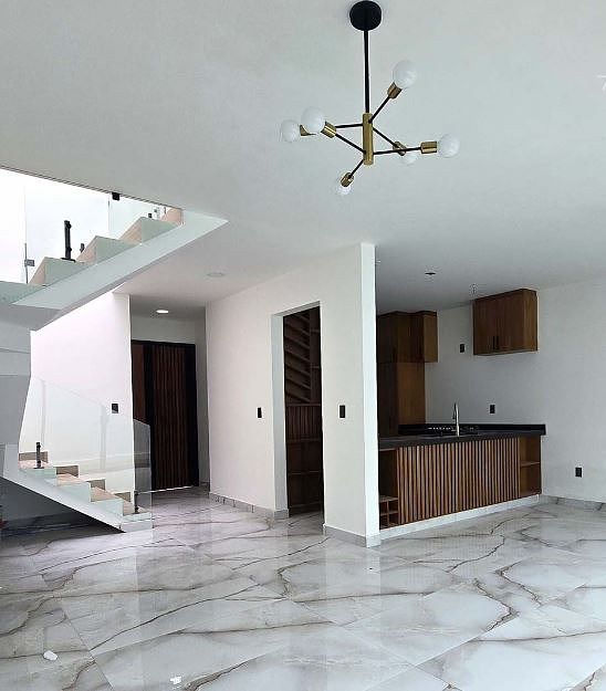 3 de 25: Vista a entrada principal, escaleras y cocina