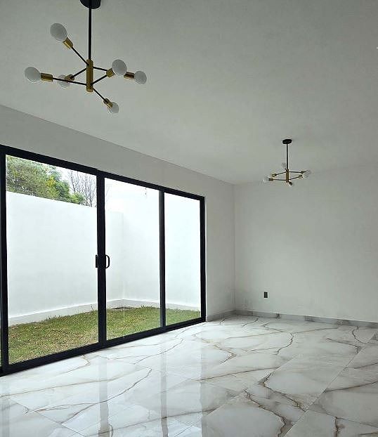 6 de 25: Estancia con vista al jardín