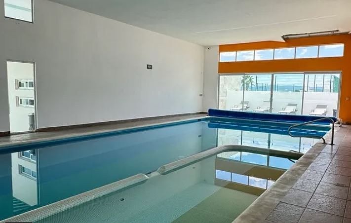 20 de 25: Alberca Techada