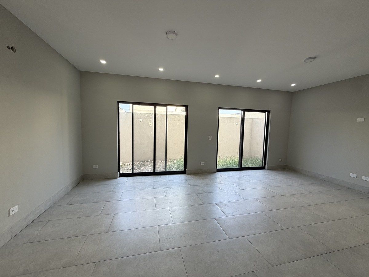 1 of 10: Sala y patio