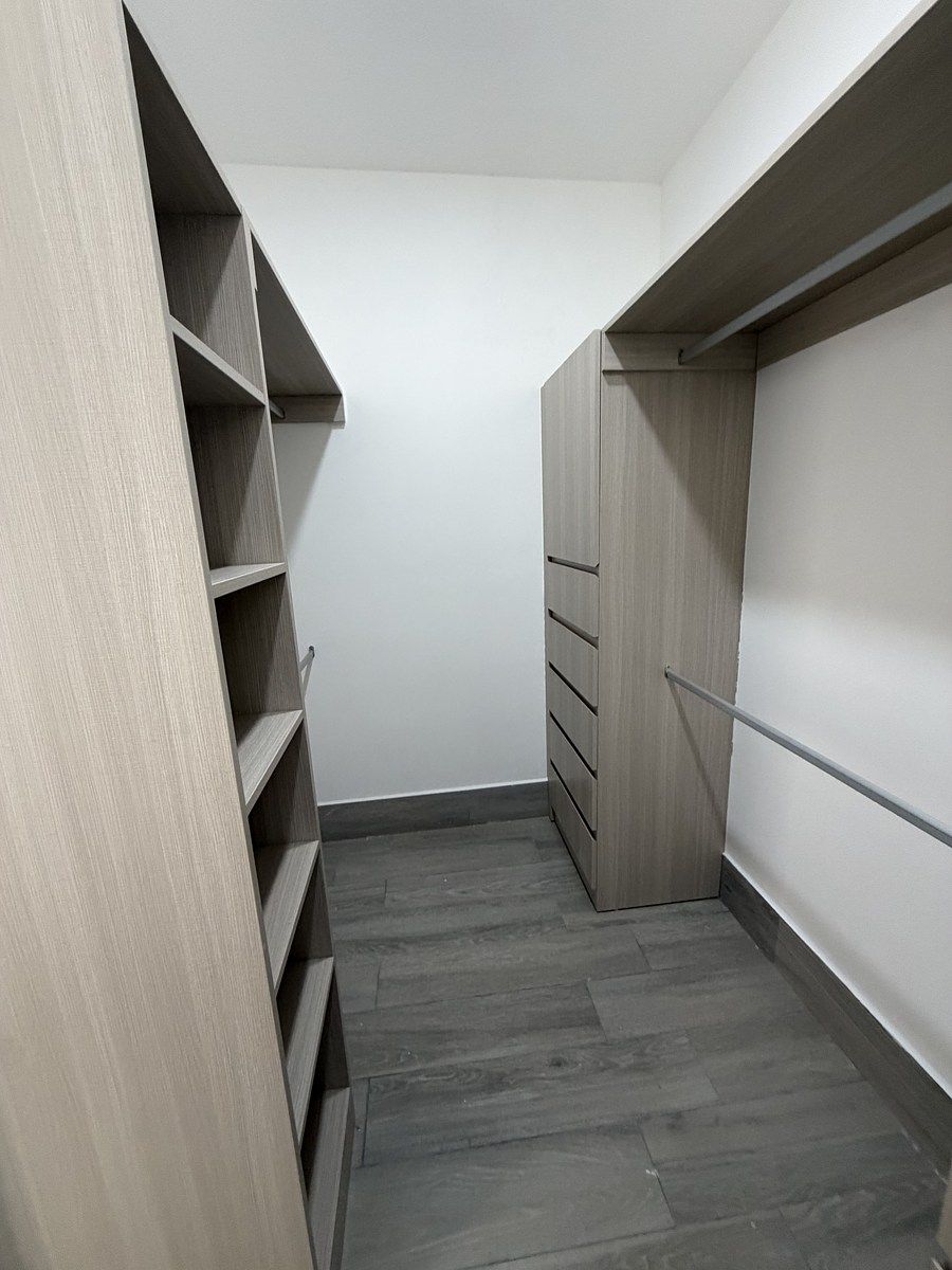 6 of 10: Closet principal