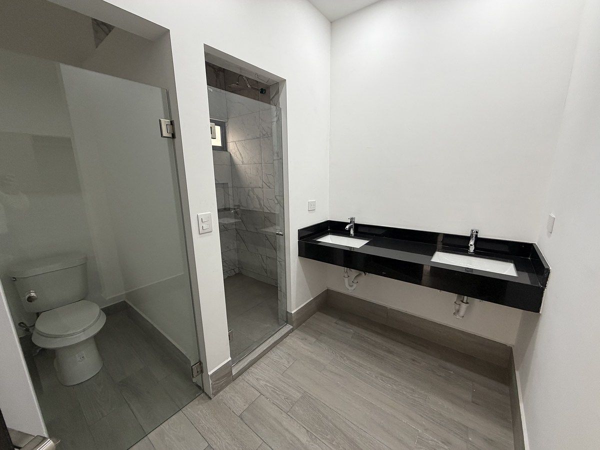 7 of 10: Baño principal