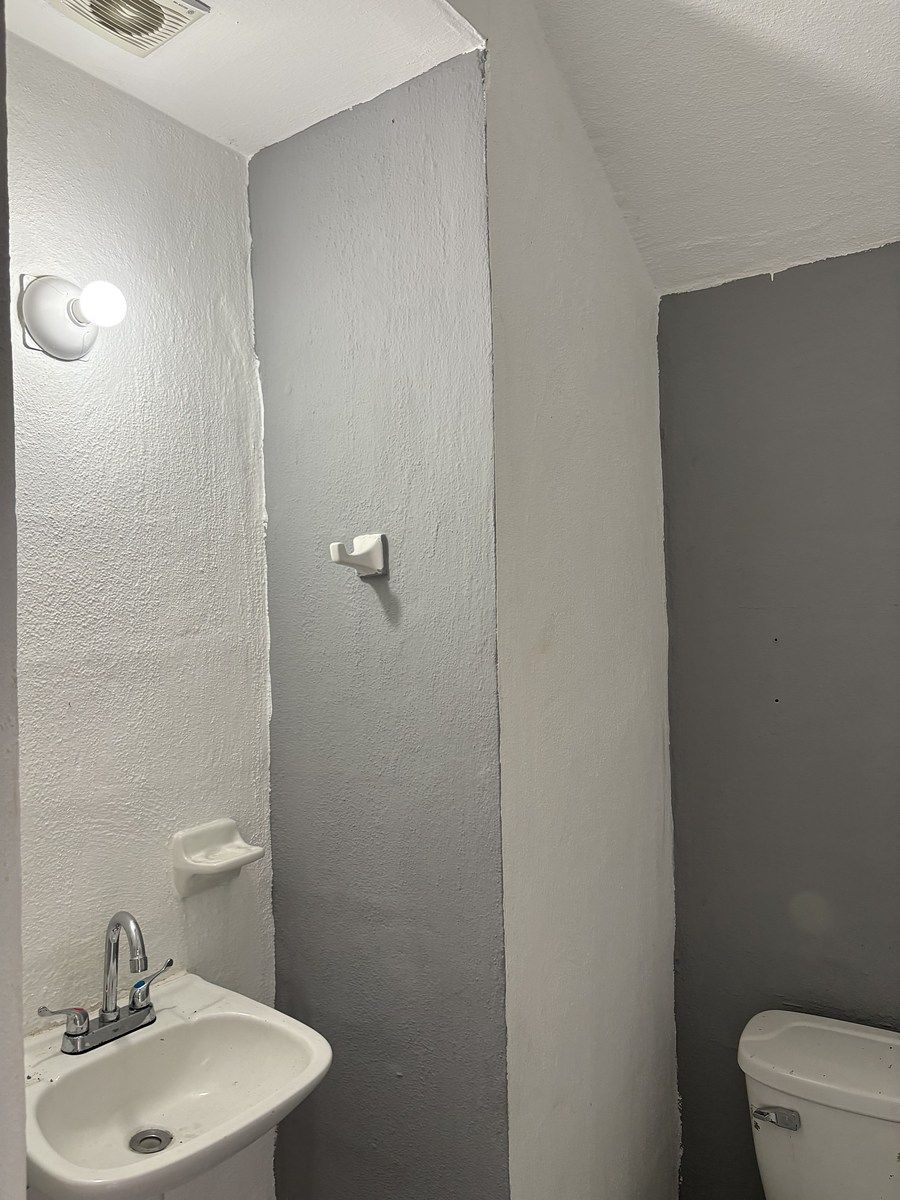 13 of 32: MEDIO BAÑO EN PLANTA BAJA