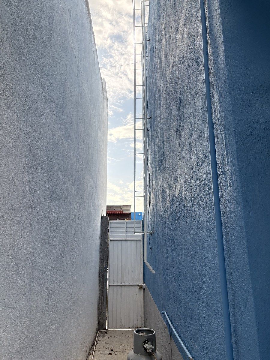 18 of 32: PASILLO DE SERVIDUMBRE CON ESCALERA MARINA