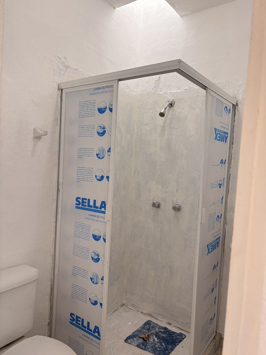 21 of 32: BAÑO COMPLETO CONCANCEL EN PLANTA ALTA