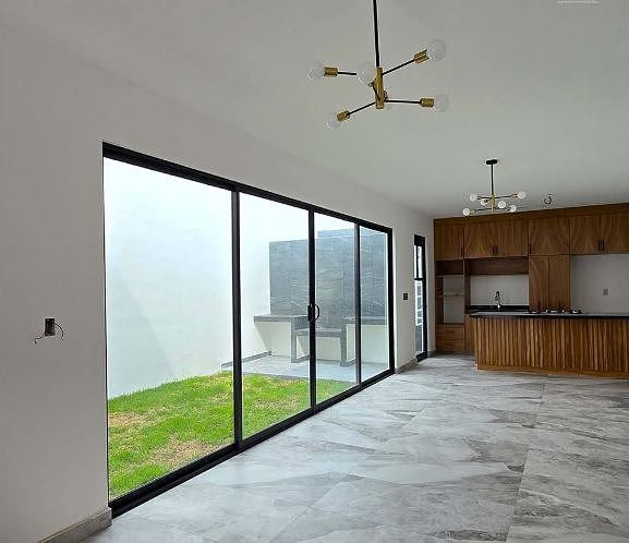 3 de 32: Estancia vista a cocina y jardín