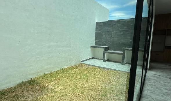 4 de 32: Jardín con asador