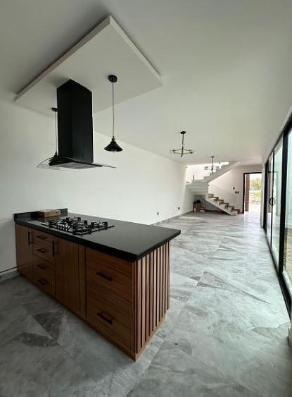 8 de 32: Cocina vista estancia y entrada principal