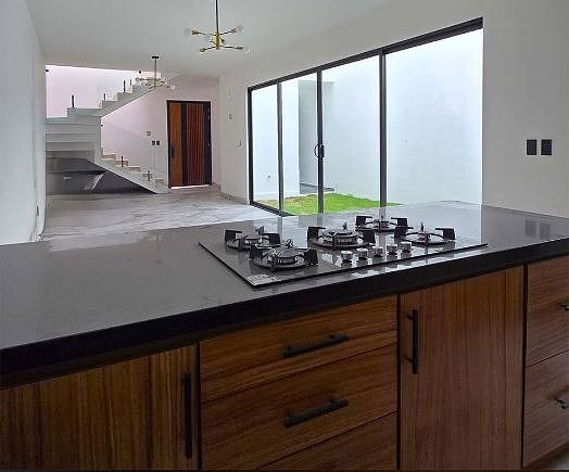 9 de 32: Cocina vista a estancia, jardín y entrada principal