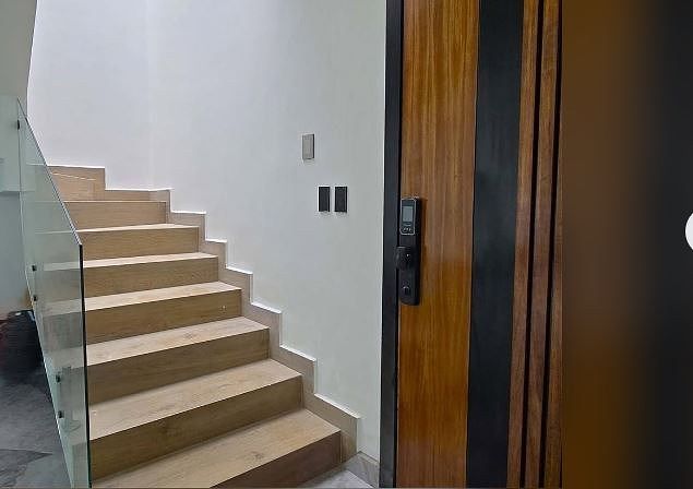 12 de 32: Escalera a PA y puerta entrada principal