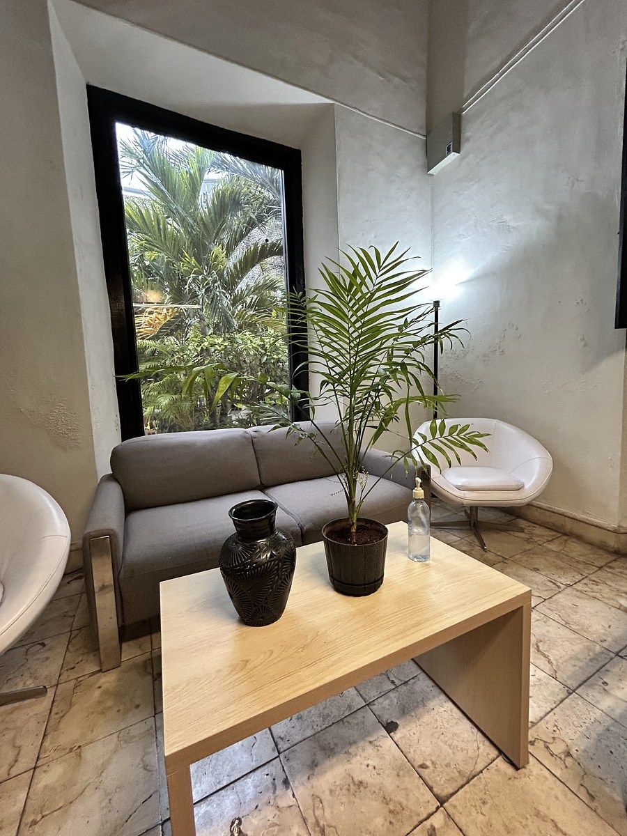 4 of 34: oficina con vista de patio