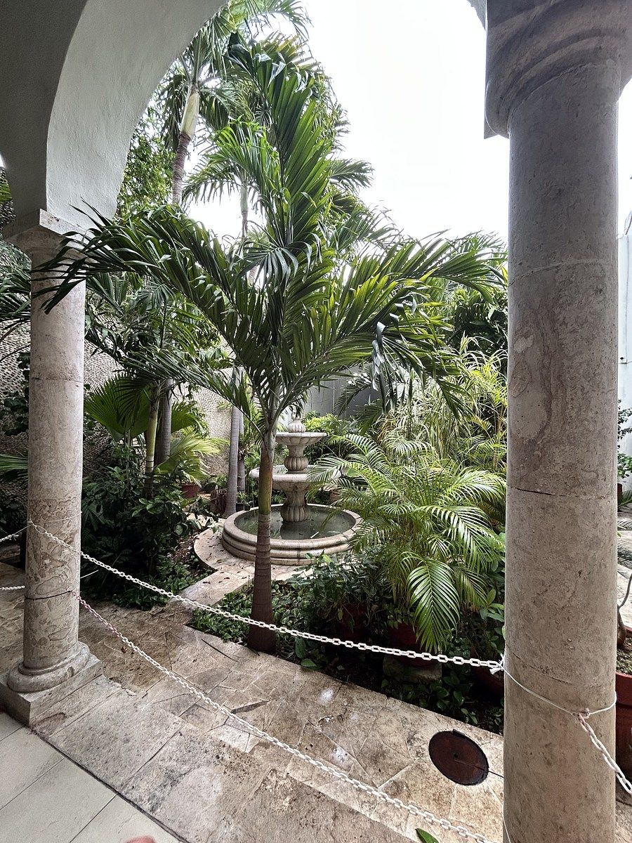 13 of 34: linda fuente en jardin central