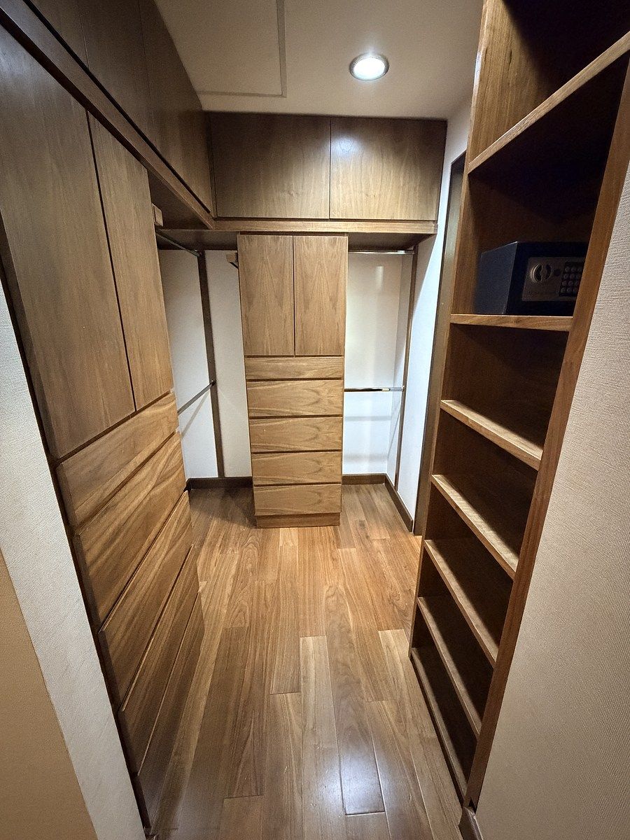 6 of 14: Closet Principal