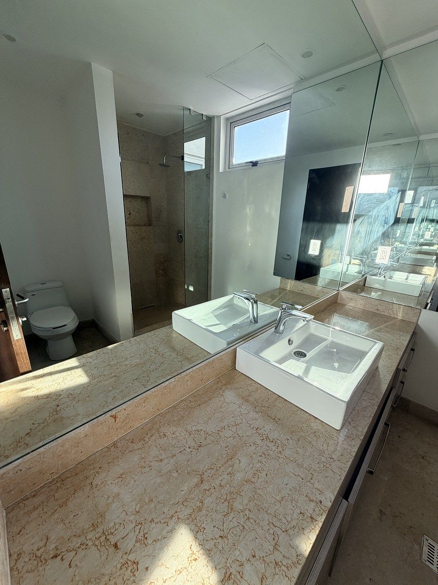 9 of 14: Baño Secundario