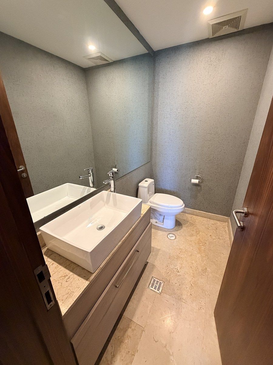 12 of 14: Baño Visitas