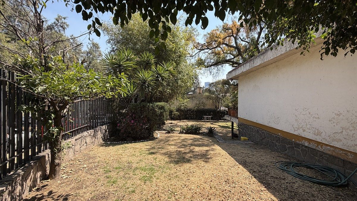 House for Sale in Ciudad Satélite to Remodel | 712 m² Corner Lot - foto 4