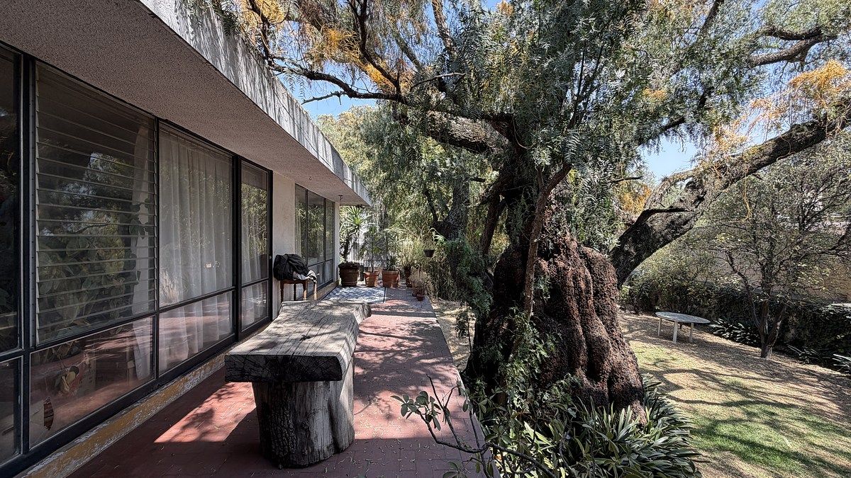 House for Sale in Ciudad Satélite to Remodel | 712 m² Corner Lot - foto 1