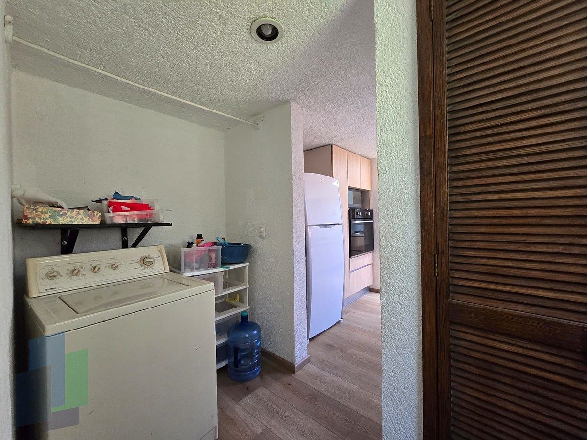 25 of 27: Lavandría