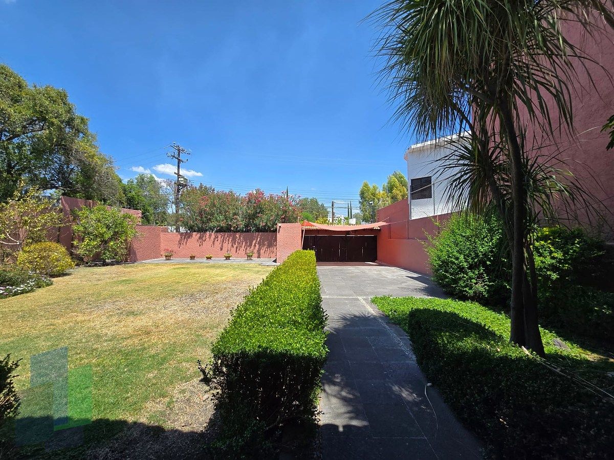 20 of 27: Jardín frontal y cochera