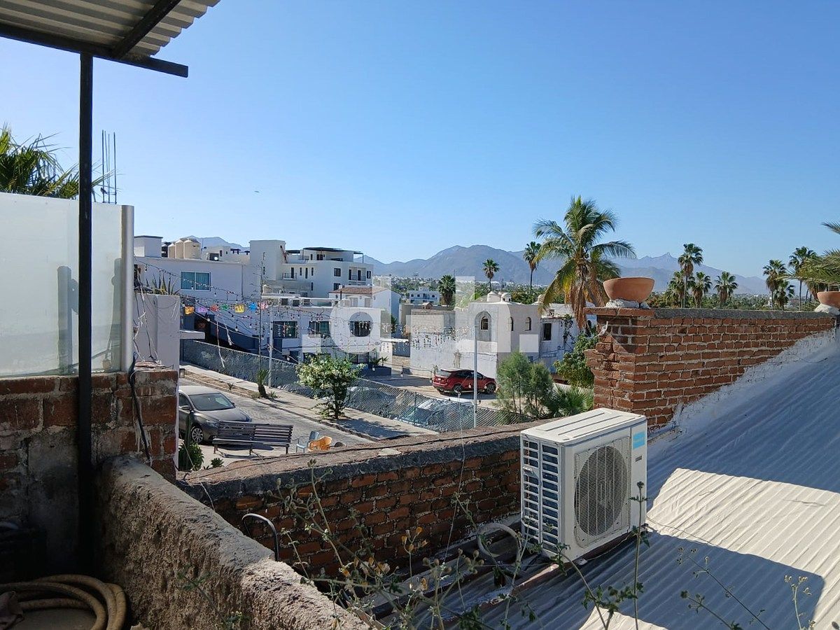 9 de 35: View from upstairs office - bathroom