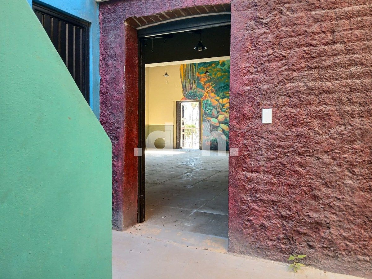 12 de 35: View from main space to open internal patio