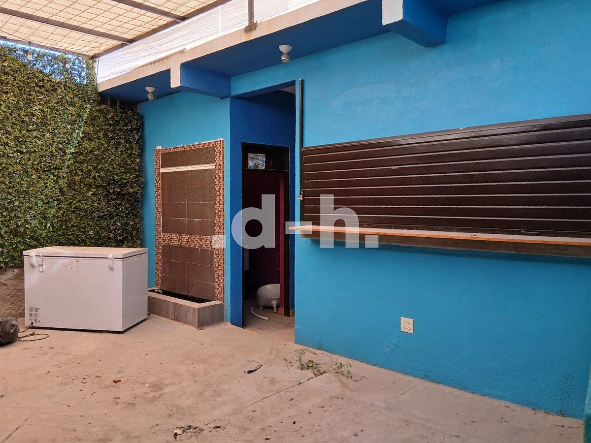 13 de 35: Internal open patio: 2 bathrooms & second bar