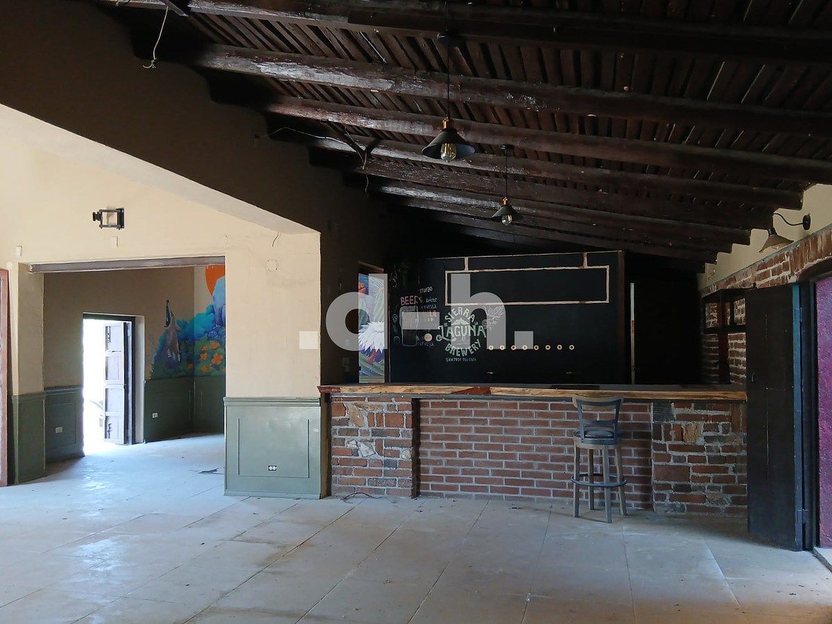 17 de 35: Main bar in main area