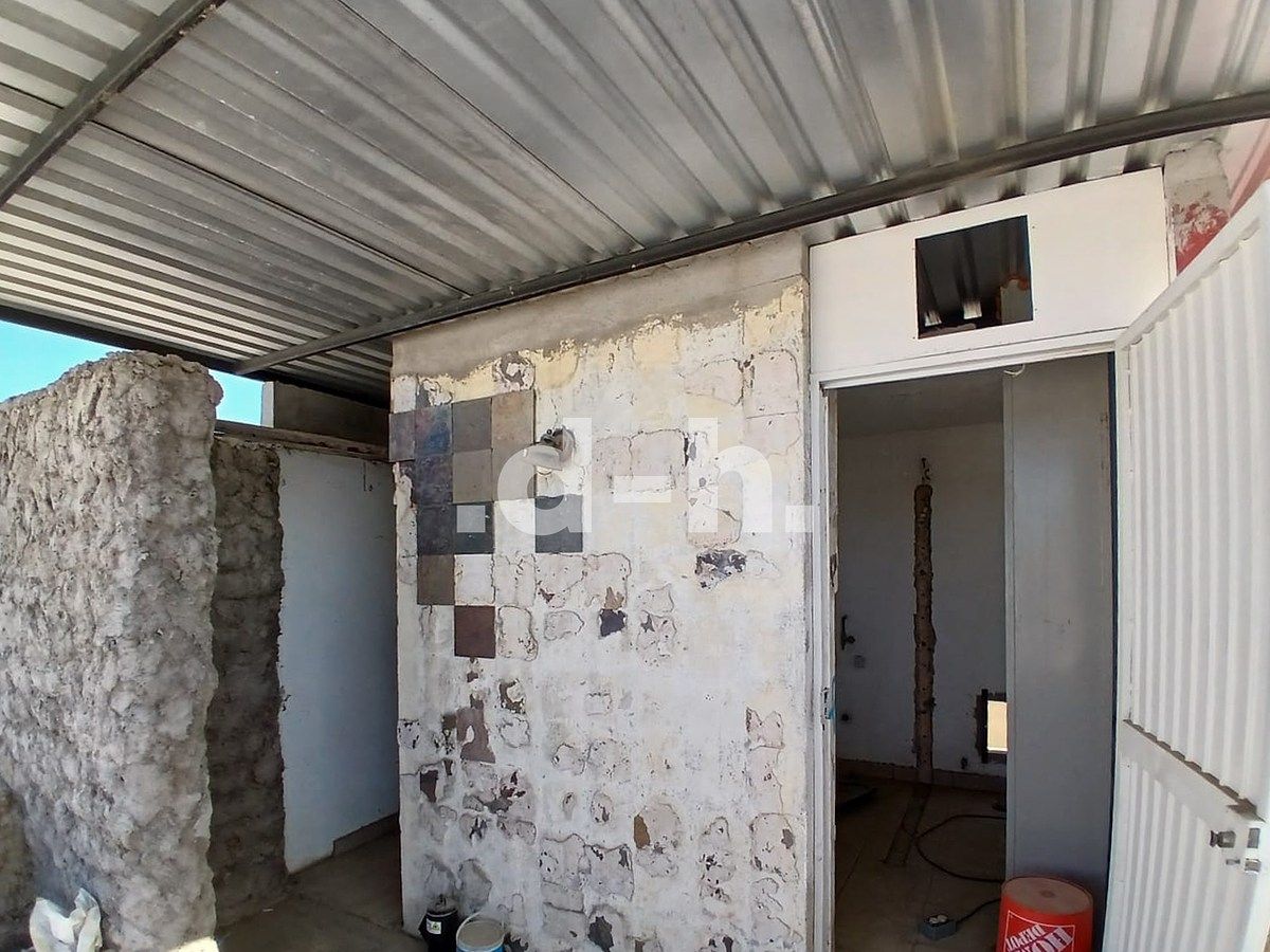 19 de 35: Upstairs office and bathroom