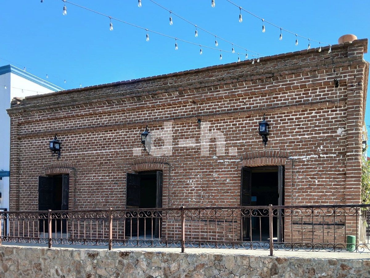 22 of 34: Lateral facade, 3 doors