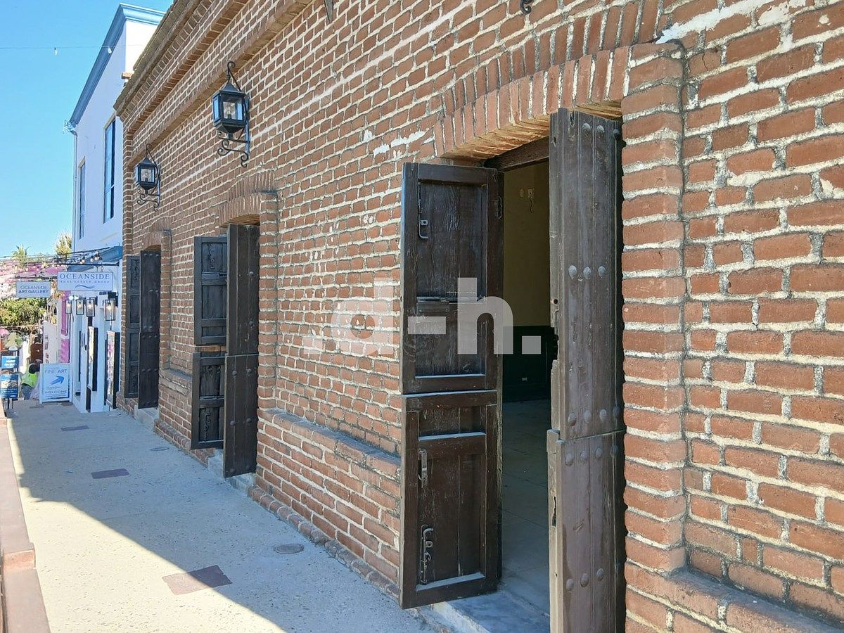 24 de 35: Open doors to outside walking - seating