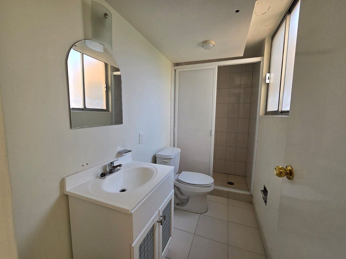 8 of 13: Baño completo