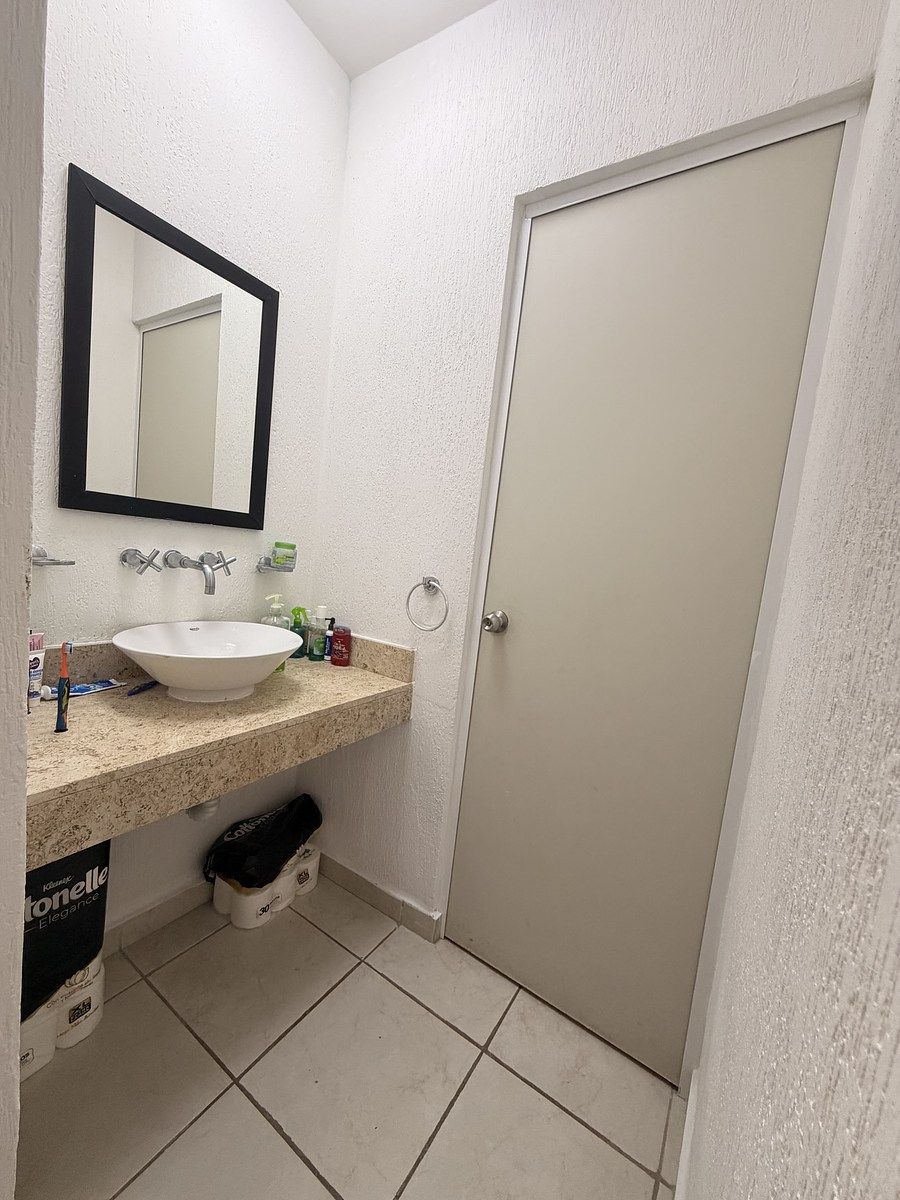 8 de 19: Lavabo separado del w.c.